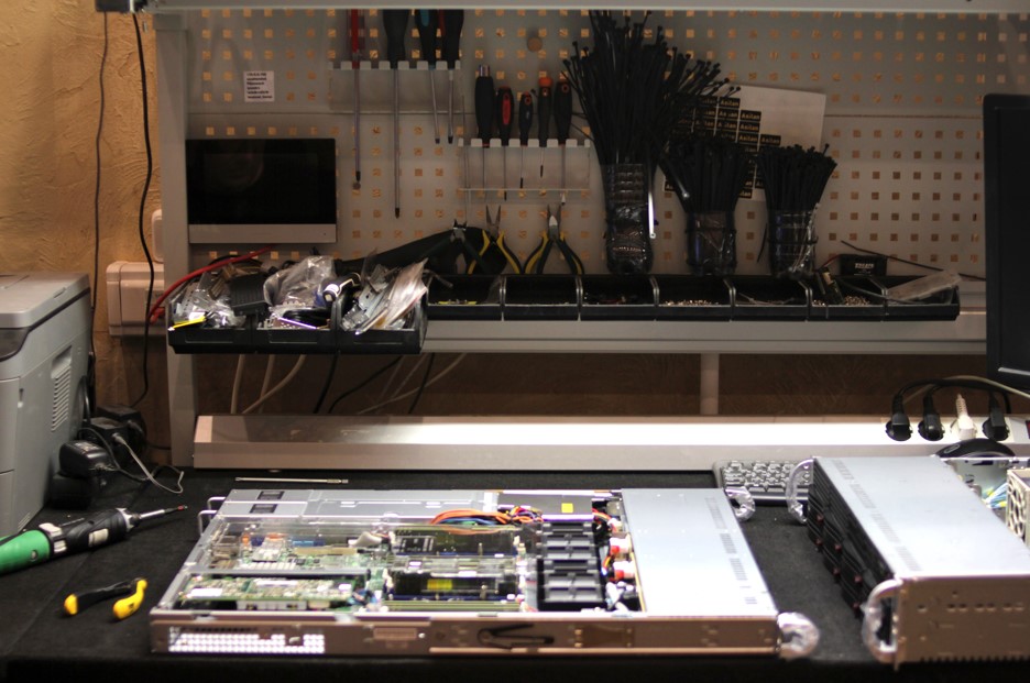 сервер на столе.jpg